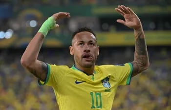 El delantero brasileño Neymar hace gestos durante el partido de fútbol de clasificación sudamericano para la Copa Mundial de la FIFA 2026 entre Brasil y Venezuela en el estadio Arena Pantanal en Cuiabá, estado de Mato Grosso, Brasil.