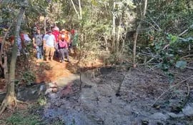 Vecinos de la comunidad de Ysypo y Ysypo Potrero de San Miguel, Misiones, realizaron una denuncia de contaminación ambiental de un cause hídrico