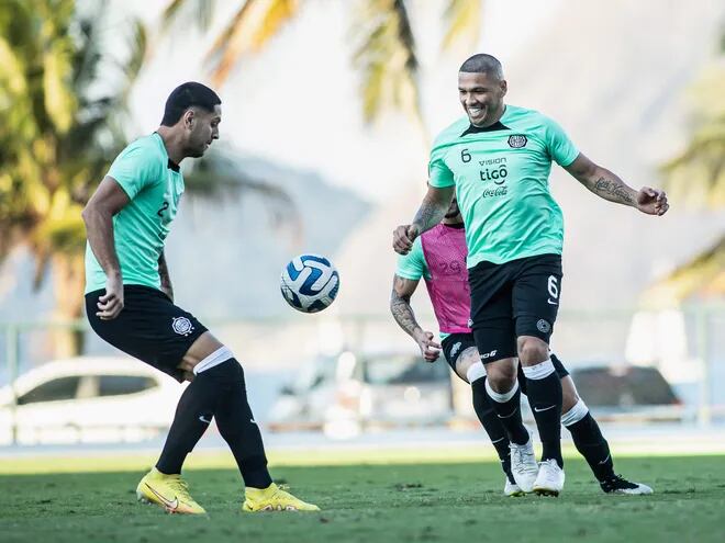 Richard Ortiz (d) y Luiz Zárate (i), jugadores de Olimpia, en el entrenamiento del plantel en Río de Janeiro antes de enfrentar a Flamengo por la ida de los octavos de final de la Copa Libertadores 2023.