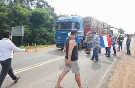 Camioneros siguen con la medida de fuerza en el departamento de Caaguazú y bloquean la ruta PY 02.