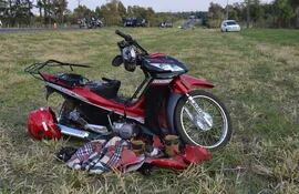 La moto quedó destrozada tras el accidente de tránsito.