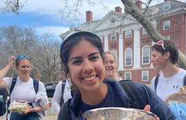 La paraguaya Nicole Martínez (19 años) con la copa Case que ganó con Yale, en EE.UU.