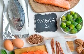 Los expertos aconsejan consumir fuentes dietéticas saludables de omega-3 en lugar de pastillas. Los pescados grasos como el salmón, la trucha y las sardinas se encuentran entre las fuentes alimenticias naturales más altas.