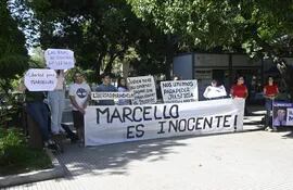 Familiares y amigos de Marcello Fretes, presentes en la Plaza de la Justicia, exigiendo su libertad.