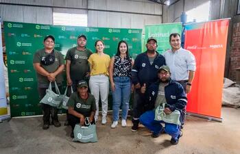 Recicladores de base que trabajan con distintos centros de acopio en el área metropolitana de Asunción recibieron kits de protección para uso diario de parte de Coca-Cola Paresa y Soluciones Ecológicas.