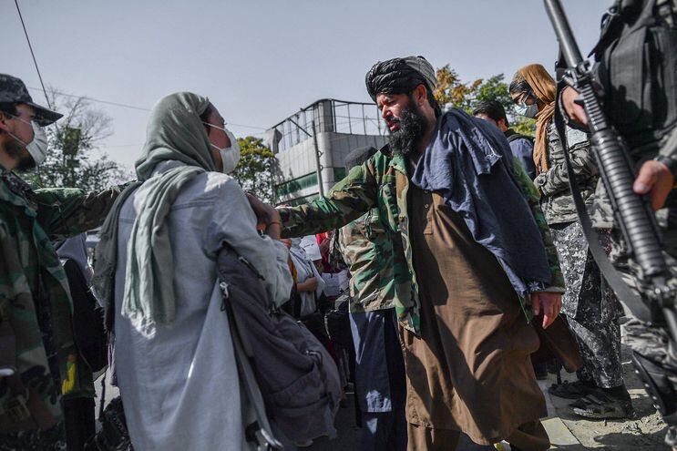 Un pequ8eño grupo de mujeres se atrevió a protestar en Kabul, Afganistán, ante la opresión de los talibanes.