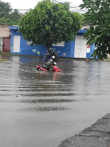 Los motociclistas fueron loas más perjudicados por la inundación de las calles.