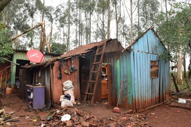 Basilio Ramos, muestra su vivienda casi totalmente destruida por el viento y un árbol que la cayó encima durante el temporal del martes por la madrugada.