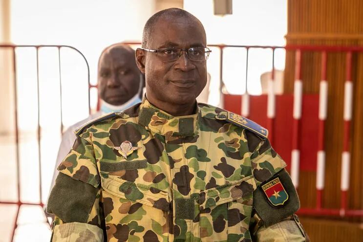 El general de Burkina Faso Gilbert Diendere, uno de los principales acusados, asiste a la apertura del juicio de los presuntos autores del asesinato de Thomas Sankara en Uagadugú, el 11 de octubre de 2021.