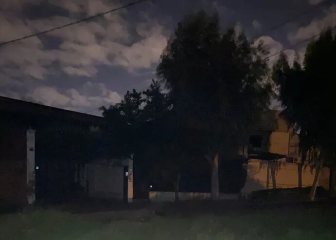 A oscuras se encuentran las casas de los residentes del barrio Santa Librada por la falta de energía eléctrica.