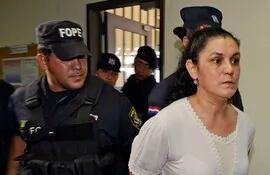 Carmen Villalba es conducida a la sala de juicio oral, para su juzgamiento por toma de rehén de una celadora.
