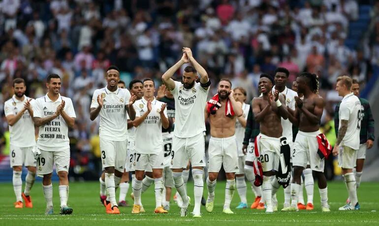 Karim Benzema (c) se despidió ayer del Real Madrid.