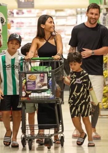 ¡Familia feliz! Leo Messi y Anto Roccuzzo con sus tres hijos haciendo las compras en un supermercado de Miami.