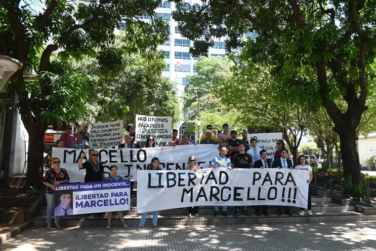 Familiares y amigos en la Plaza de la Justicia, exigiendo la libertad de Marcello Fretes.