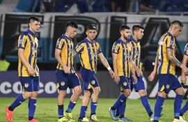 Los jugadores del Sportivo Luqueño abandonan el campo de juego del Defensores del Chaco en el partido frente a Racing por la Copa Sudamericana 2024.