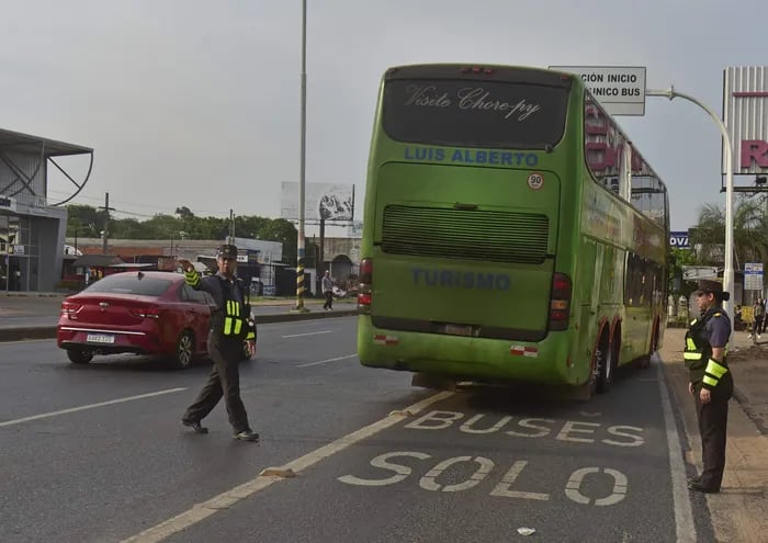 La Caminera empezará a multar a quienes no respeten el carril exclusivo para buses.