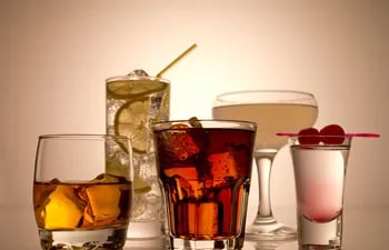 Whisky y otras bebidas alcohólicas en una barra.