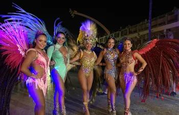 Las bellas bailarinas del Club Pettirossi brillaron en la segunda noche del carnaval.