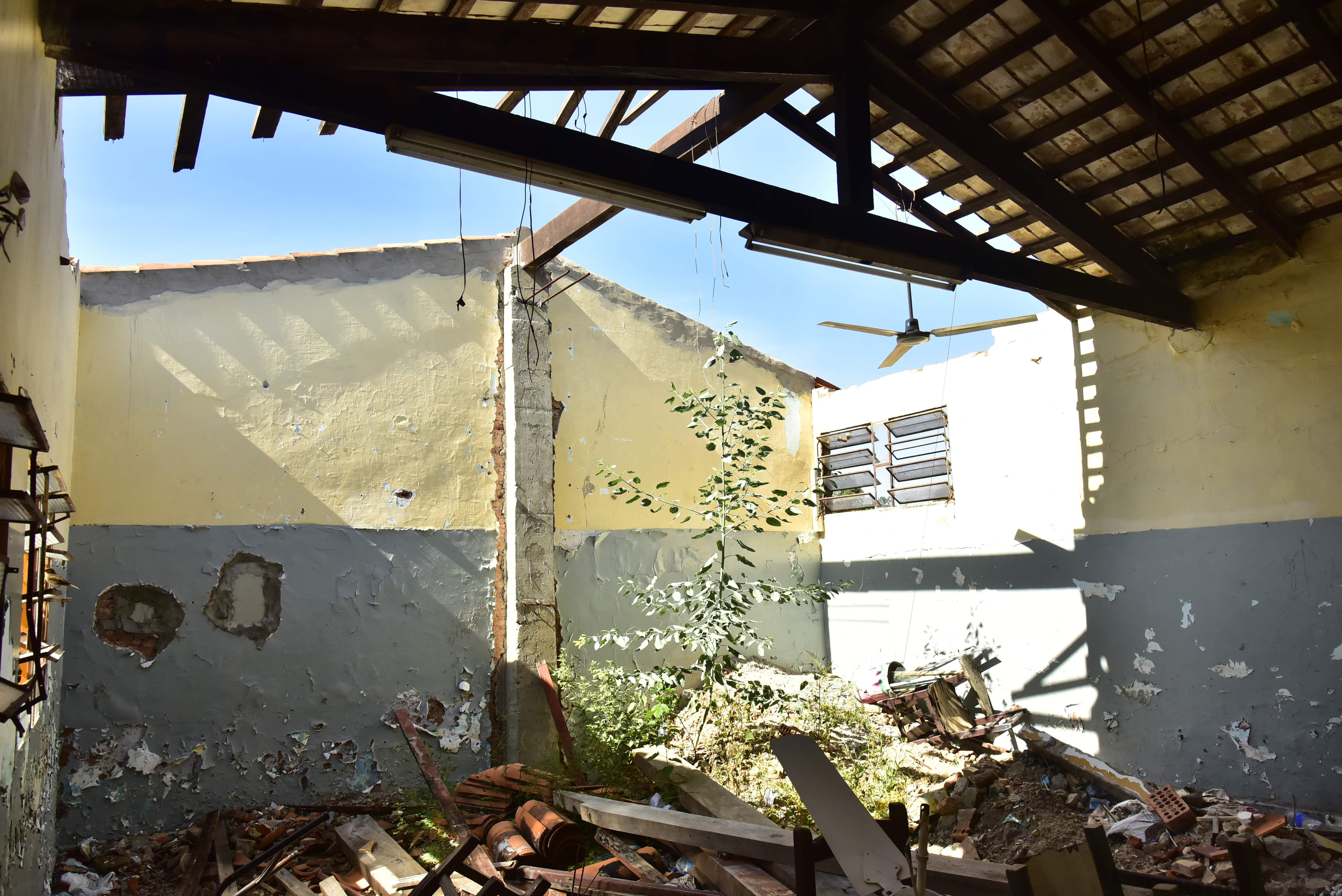 Todo un pabellón de aulas está clausurado por derrumbe en la escuela y colegio nacional Santa Teresita del Niño Jesús, en Asunción. Hace siete años aguardan reparación.
