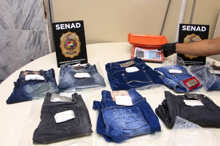 SENAD incautó cocaína en jeans que iban como encomienda a Polonia.