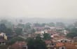 AME9308. AASUNCIÓN (), 28/02/2022.- Vista de un barrio de la capital cubierto por una nube de humo hoy en Asunción (Paraguay). Asunción y otras localidades de Paraguay fueron afectadas este lunes por una nube de polvo y cenizas producto de los incendios forestales que se formó en medio de un temporal. EFE/Nathalia Aguilar
