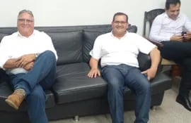 El gobernador saliente, Alejo Ríos Medina (izquierda) y el nuevo gobernador interino, Cesar Brítez (derecha).