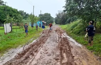 Los accesos al asentamiento se vuelven intransitables después de las lluvias según denuncian los pobladores.