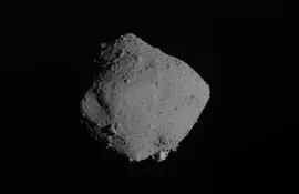 El equipo que ha investigado las muestras del remoto asteroide Ryugu encontró agua carbonatada con sales y materia orgánica en su interior, un hallazgo que, dicen, apoyaría la hipótesis de que la vida llegó a nuestro planeta desde el espacio.