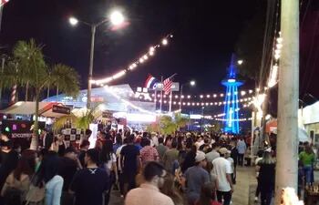 Un sector de la avenida principal de la Expo de Mariano Roque Alonso, con gran afluencia de visitantes, con un registro de casi 600.000 personas ingresantes hasta el viernes, día en que se celebró la Noche Americana, en el marco de las celebraciones de varias naciones.