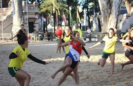 Las juveniles tricolores entrenaron ayer contra sus pares de Brasil, en el beach handball.