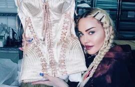 Madonna mostrando uno de los icónicos trajes que lució en sus cuatro décadas de carrera musical.