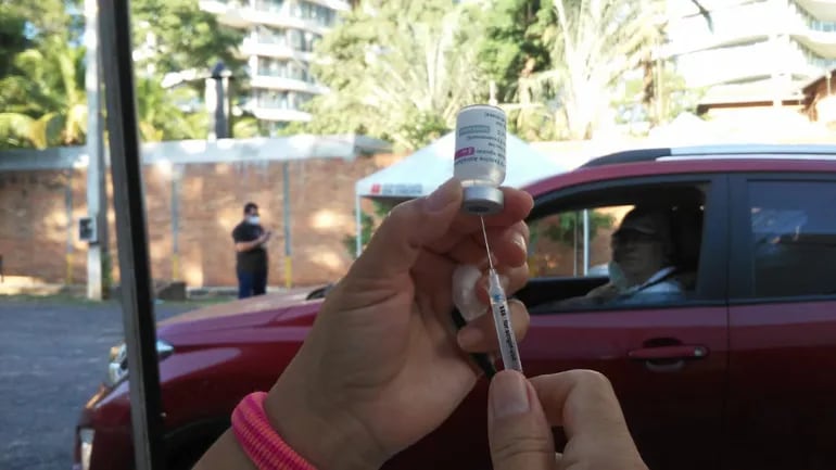 Una enfermera prepara una dosis de la vacuna AstraZeneca para aplicarla a personas de 75 años o más en la sede de la Facultad de Derecho, uno de los locales habilitados desde hoy para la vacunación masiva de acuerdo al número de cédula.