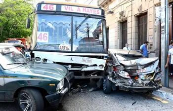 un-omnibus-atropello-a-ocho-vehiculos-230540000000-632687.jpg
