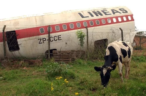 Uno de los aviones de la extinta Líneas Aéreas Paraguayas (LAP), abandonado y en pedazos.