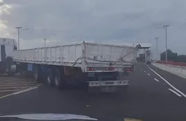 MOPC multará a camiones que intenten circular por el puente Héroes del Chaco.