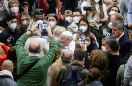 El papa Francisco saluda a los asistentes, hoy, a la audiencia general en el Vaticano.