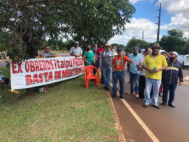 Los ex trabajadores de Itaipú se manifiestan por tiempo indefinido frente al acceso a la central hidroeléctrica.