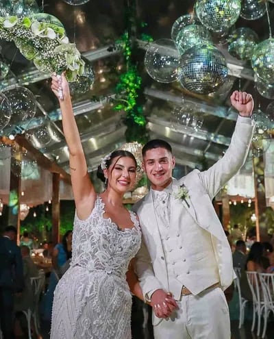 ¡Felices los novios! Belén Samudio y Luis Zárate ya son marido y mujer.