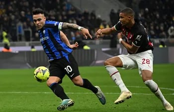 Lautaro Martínez, que ayer fue capitán del Inter, intenta controlar el balón ante la marca de Malick Thiaw , defensor del AC Milan.