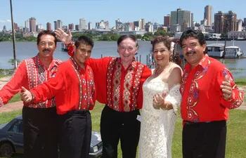 Mario Agustín Llanes (centro) en una fotografía del año 2003 por las bodas de oro de "Los Mensajeros del Paraguay".