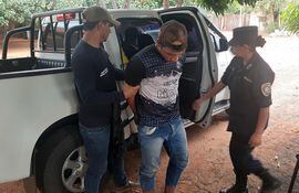 Agentes bajan de la patrullera a Alexis Ayala, uno de los tres integrantes de la supuesta banda delictiva que se estaba gestando, luego del operativo desarrollado ayer en Tacuatí.