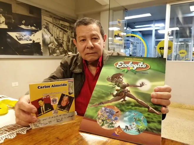 Carlos Almeida exhibe la portada de su nuevo disco y de su libro "Ecologito".