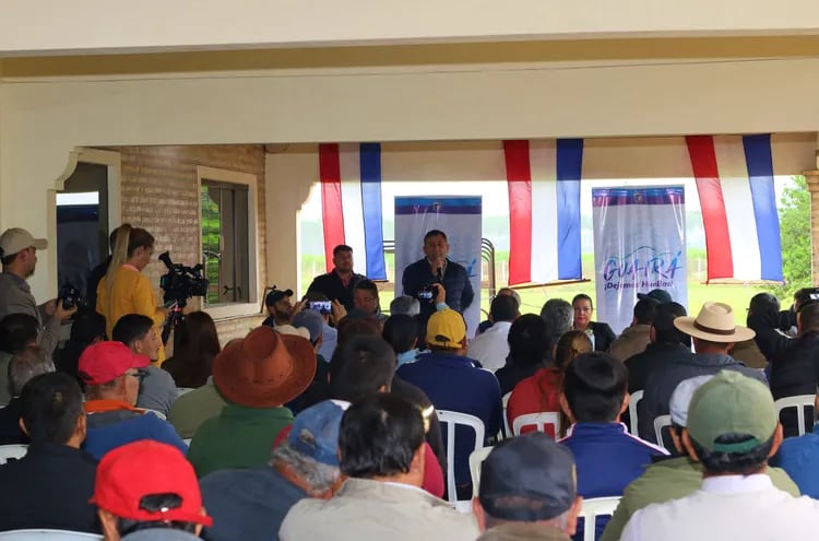 Reunión entre las autoridades nacionales y departamentales con productores e industriales de la caña dulce en Guairá.
