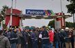 Sindicalistas de Petropar cerraron ayer el acceso principal a la planta de Villa Elisa.
