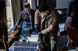 Docentes, técnicos y estudiantes fueron capacitados en la instalación de paneles solares y otras herramientas fotovoltaicas.