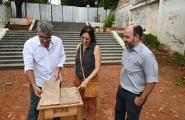 Arquitectos municipales encontraron pisos históricos al realizar el levantamiento de suelo de la Escalinata Antequera.