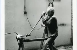 Eduardo Chillida trabajando en su estudio, 1991. Archivo Eduardo Chillida