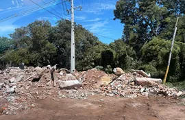 "Montañas" de escombros en la reserva Banco San Miguel.