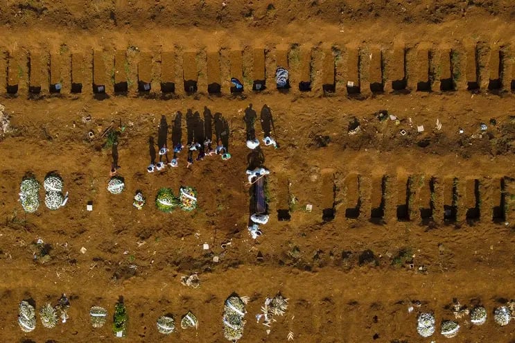 Vista aérea de un entierro en el cementerio de Vila Formosa durante la pandemia del coronavirus COVID-19, en Sao Paulo, Brasil.