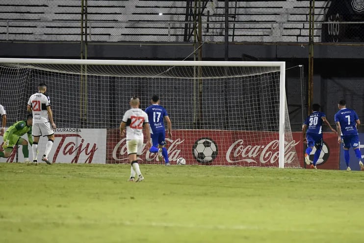 Pablo Ayala (30) aprovecha el rebote para marcar el único tanto del partido en Para Uno. Aguilar, Alcaraz y Orzusa sufren.